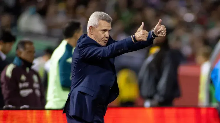 Mexico and Ecuador face each other