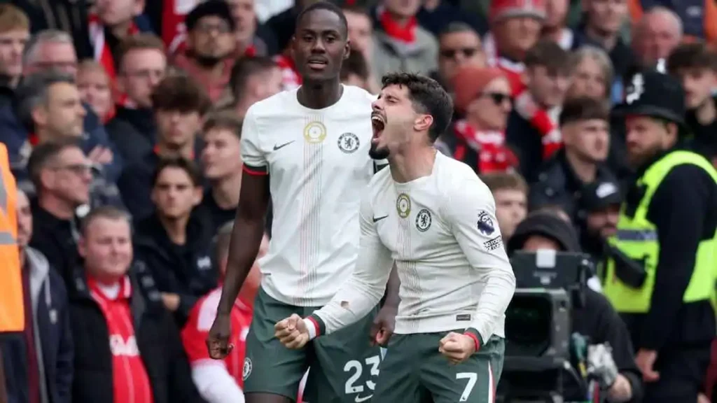 Trevoh Chalobah observa el festejo de Pedro Neto, autor del segundo gol de Chelsea.